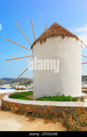 Griechische Windmühle und Stadtpanorama in Mykonos, Griechenland, berühmte Kykladeninsel Stockfoto