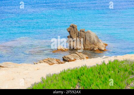 Stein am Strand auf Mykonos Insel, Kykladen, Griechenland Stockfoto