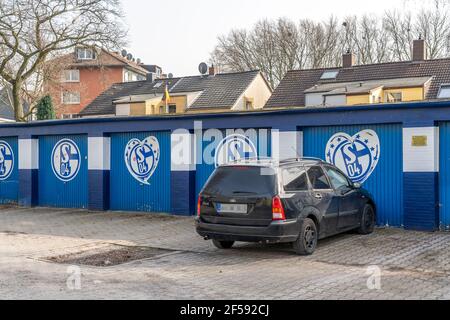 Bundesliga-Fußballverein FC Schalke 04, die Schalker-Meile, Traditionsmeile, Kurt-Schumacher-Straße in Gelsenkirchen-Schalke, Seitenstraße, Stockfoto