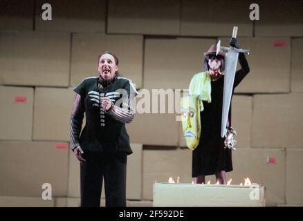 Deborah Polaski (Brunnhilde) in GOTTERDAMERUNG von Wagner an der Royal Opera, Covent Garden, London WC2 12/10/1996 Leitung: Bernard Haitink Gestaltung: Nigel Lowery Beleuchtung: Pat Collins Bewegung: Matthew Hamilton Associate Regie: Lynn Binstock Regie: Richard Jones Stockfoto