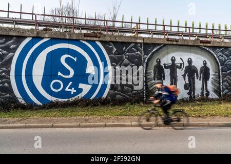 Großformatiges Wandbild, Graffiti, der Schalke-Fanszene, unterhalb der Autobahn A42, Ausfahrt Gelsenkirchen-Schalke, Ruhrpott Romantik, Gelsenkirchen, NRW, Ger Stockfoto