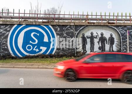 Großformatiges Wandbild, Graffiti, der Schalke-Fanszene, unterhalb der Autobahn A42, Ausfahrt Gelsenkirchen-Schalke, Ruhrpott Romantik, Gelsenkirchen, NRW, Ger Stockfoto