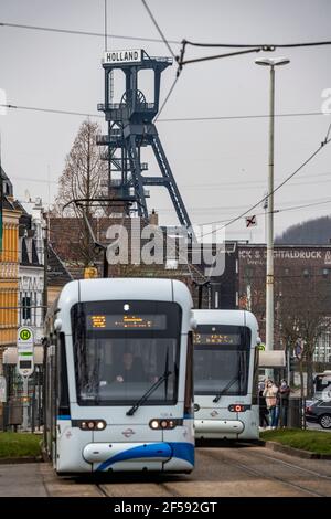 Straßenbahnlinie 302, Friedrich-Ebert-Straße, Haltestelle Freiheitstraße, in Bochum-Wattenscheid, Im Hintergrund der verwinkelte Turm des ehemaligen Holland Stockfoto