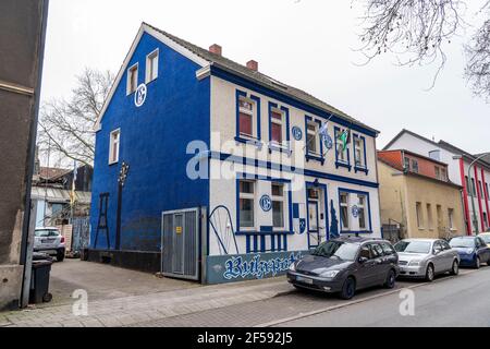 Wohnhaus in Gelsenkrichen-Ückendorf, gemalt in Schlake 04, an der Ückendorfer Straße, Ecke Virchowstraße, in Gelsenkirchen, NRW, Ger Stockfoto