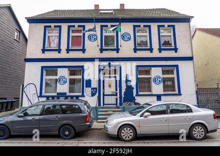 Wohnhaus in Gelsenkrichen-Ückendorf, gemalt in Schlake 04, an der Ückendorfer Straße, Ecke Virchowstraße, in Gelsenkirchen, NRW, Ger Stockfoto