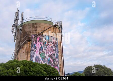 Das Wandgemälde 'Spirit Dance' von 2018 auf dem Bermagui Wasserturm Oberhalb der Stadt wurde ursprünglich von dem Künstler Joe McKenzie gemalt Um seinen Kindern beim Schlafen zu helfen Stockfoto