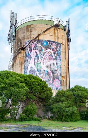 Das Wandgemälde 'Spirit Dance' von 2018 auf dem Bermagui Wasserturm Oberhalb der Stadt wurde ursprünglich von dem Künstler Joe McKenzie gemalt Um seinen Kindern beim Schlafen zu helfen Stockfoto