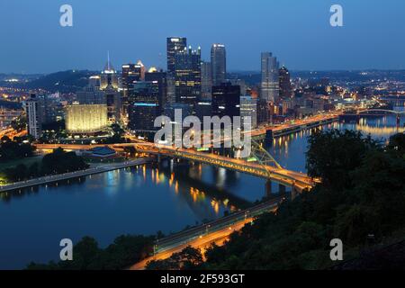 Geographie / Reisen, USA, Pennsylvania, Pittsburgh, Blick vom Mt. Washington, Skyline bei Nacht, Pittsbu, zusätzliche-Rights-Clearance-Info-not-available Stockfoto