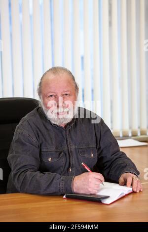Porträt von seriösen Senior Geschäftsmann, bärtige reifen Mann ist auf dem Arbeitsplatz Stockfoto