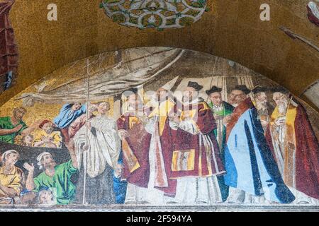 Venedig, Italien - Juni 23 2020: Eine Nahaufnahme eines Mosaiks, das das Äußere der Markusbasilika in Venedig, Italien, umschließt. Stockfoto