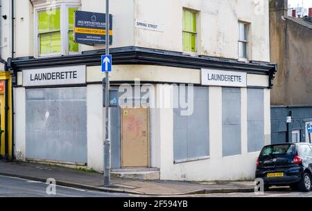 Geschlossen Waschküche mit Metallfensterläden in Brighton VEREINIGTES KÖNIGREICH Stockfoto