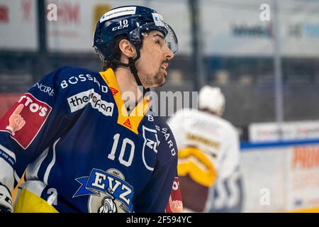 Jerome Bachofner # 10 (EV Zug) während des Eishockeyspiels der Nationalliga zwischen EV Zug und Geneve Servette am 24th. März 2021 in der Bossard Arena in Zug. (Schweiz/Kroatien OUT) Quelle: SPP Sport Pressefoto. /Alamy Live Nachrichten Stockfoto