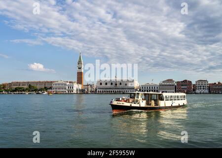 Venedig, Italien - Juni 23 2020: Ein Vaporetto-Boot fährt am frühen Morgen vor dem berühmten Plaza San Marco in Venedig. Stockfoto