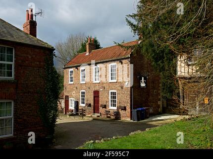 Das Crown Inn (jetzt geschlossen) im Dorf Bolton Percy, North Yorkshire, England Stockfoto