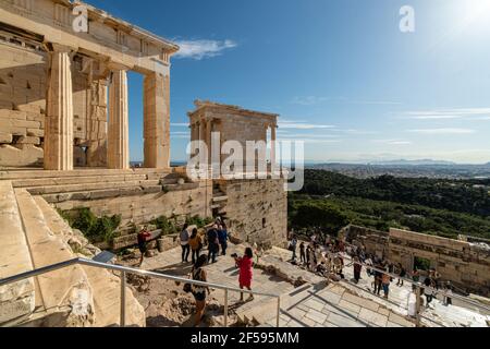 Athen, Griechenland - Mai 07 2020: Touristen besuchen die berühmte Akropolis und den Tempel der Athena Nike mit Blick auf Athen. Stockfoto