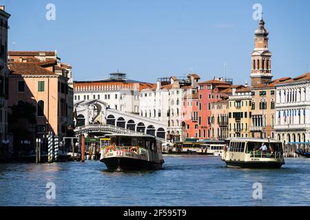 Venedig, Italien - Juni 22 2020: Vaporetto-Boote mit Einheimischen und Touristen segeln auf dem berühmten Canal Grande in Venedig mit der Rialtobrücke im Bac Stockfoto