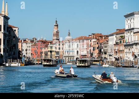 Venedig, Italien - Juni 22 2020: An einem sonnigen Sommertag in der berühmten italienischen Stadt segelt man im Motorboot auf dem berühmten Canal Grande in Venedig. Stockfoto