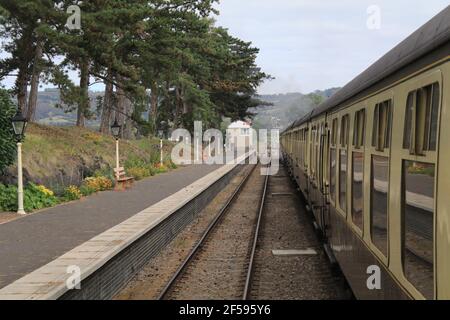 Bahnsteig, Bahnschienen und Zugcoaches, die in die Ferne führen Stockfoto