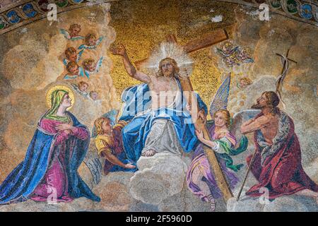 Venedig, Italien - Juni 23 2020: Eine Nahaufnahme des Mosaiks des Jüngsten Gerichts, das die Außenseite der Markusbasilika in Venedig, Italien, umschließt. Stockfoto