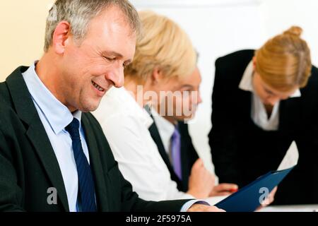 Frau tut Outdoor Stretching mit ihrem persönlichen Trainer auf einem Toller Sommertag Stockfoto