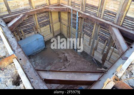 Bau eines Sturmabwasserkanalers. Unterirdische städtische Abwässer. Drainage-Kommunikation Sturmtunnel. Verwenden der Rohraufbockmethode in Deep Strata. Lay Stockfoto