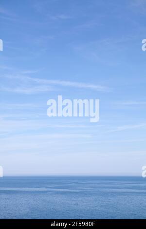 Das Meer trifft auf den Himmel vor der Küste von North Cornwall Stockfoto