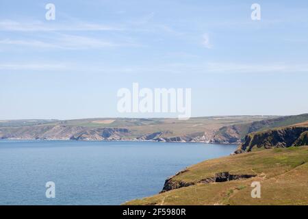 Blick nach Norden entlang der Küste Cornichs von Port Isaac, Cornwall Stockfoto
