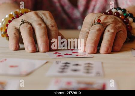 Ratekarten lesen, Oma Magie, Wahrsagen, Frauen Hände, Schicksal Vorhersage Stockfoto