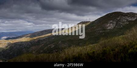 Berglandschaft aus Hochland und Wiesen mit Kontrast zu Schatten Der Wolken in einem bewölkten Tag Stockfoto