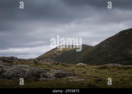 Berglandschaft aus Hochland und Wiesen mit Kontrast zu Schatten Der Wolken in einem bewölkten Tag Stockfoto