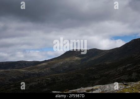 Berglandschaft aus Hochland und Wiesen mit Kontrast zu Schatten Der Wolken in einem bewölkten Tag Stockfoto