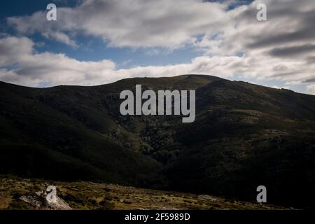 Berglandschaft aus Hochland und Wiesen mit Kontrast zu Schatten Der Wolken in einem bewölkten Tag Stockfoto