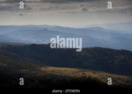 Berglandschaft aus Hochland und Wiesen mit Kontrast zu Schatten Der Wolken in einem bewölkten Tag Stockfoto