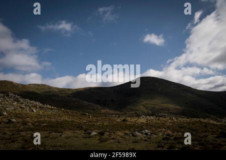 Berglandschaft aus Hochland und Wiesen mit Kontrast zu Schatten Der Wolken in einem bewölkten Tag Stockfoto