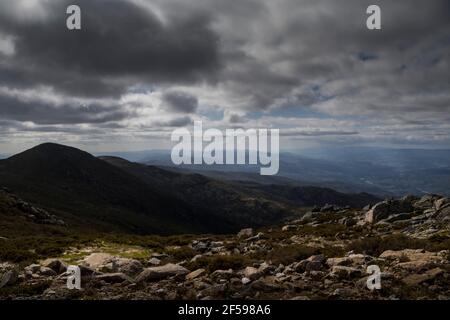 Berglandschaft aus Hochland und Wiesen mit Kontrast zu Schatten Der Wolken in einem bewölkten Tag Stockfoto