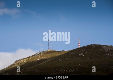 Berglandschaft aus Hochland und Wiesen mit Kontrast zu Schatten Der Wolken in einem bewölkten Tag Stockfoto