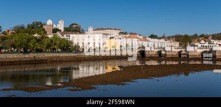 Römische Brücke über den Fluss Gilao in Tavira, Ostalgarve, Portugal Stockfoto