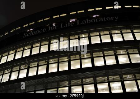 STOCKHOLM, SCHWEDEN - 10. März 2021: Karolinska Institut Wissenschaft für Leben Labor bei Nacht mit Schild Stockholm, Schweden - Mars 10 2020 Stockfoto