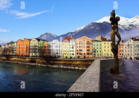Farbige Häuser, Innsbruck und der Inn mit Brücke und Christusstatue am Kreuz, mit schneebedeckten Bergen, Tirol, Österreich, Europa Stockfoto
