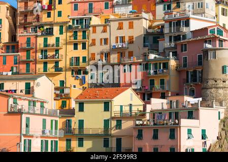 Malerischer Blick auf die bunten Häuser entlang der Hauptstraße an einem sonnigen Tag in Manarola. Manarola ist eines der fünf berühmten Dörfer in Cinque Terre Stockfoto