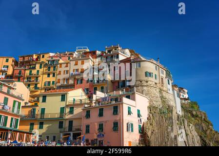 Herrliche Aussicht auf das Dorf Manarola an einem sonnigen Sommertag. Manarola ist eines der fünf berühmten Dörfer in Cinque Terre Five Lands National Stockfoto