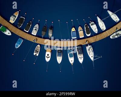 Luftaufnahme von Drone von Yacht Club und Marina. Blick von oben auf den Yachtclub. Stockfoto