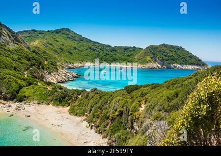 Porto Timoni Strand auf Korfu Insel in Griechenland. Schöner Panoramablick auf grüne Berge, klares Meerwasser, abgeschiedene Pirates Bucht und leerer steiniger Strand Stockfoto