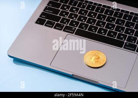 Bitcoin-Münzsymbol auf Laptop, zukünftiges Konzept der Finanzwährung, Krypto-Währungszeichen Stockfoto