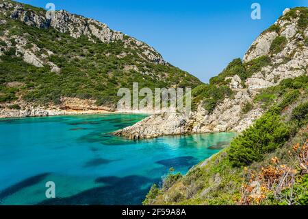 Porto Timoni Strand auf Korfu Insel in Griechenland. Schöne Aussicht auf grüne Berge, klares Meerwasser, abgeschiedene Pirates Bay und versteckten steinigen Strand. Berühmt Stockfoto