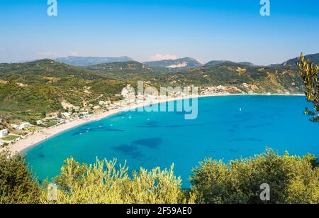 Porto Timoni Strand auf der Insel Korfu in Griechenland. Schöner Panoramablick auf grüne Berge, klares Meerwasser, abgelegene Pirates Bay und doppelt steinig Stockfoto