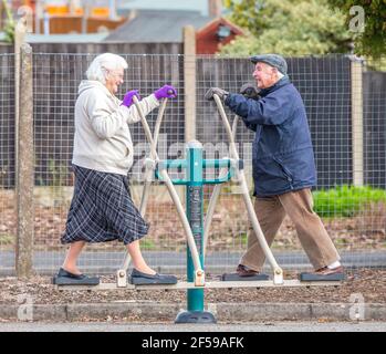 Kidderminster, Großbritannien. 25.. März 2021. Joan, 88 Jahre alt, und Bob, 86 Jahre alt, sind großartige Beispiele dafür, wie eine regelmäßige Fitness für jeden wichtig ist, ob jung oder etwas reifer. Dieses lokale Rentnerpaar hat den Park seit Anfang der 80er Jahre an den meisten Tagen zum Sport besucht und sie laden immer Worte der Ermutigung von den Einheimischen mit ihrem Fitness-Regime ein. Die Benutzung der Parkausrüstung scheint sie wirklich jung und lächelnd zu halten. Seien wir ehrlich, wir alle möchten ein wenig Spaß haben! Kredit: Lee Hudson/Alamy Live Nachrichten Stockfoto