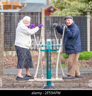 Kidderminster, Großbritannien. 25.. März 2021. Joan, 88 Jahre alt, und Bob, 86 Jahre alt, sind großartige Beispiele dafür, wie eine regelmäßige Fitness für jeden wichtig ist, ob jung oder etwas reifer. Dieses lokale Rentnerpaar hat den Park seit Anfang der 80er Jahre an den meisten Tagen zum Sport besucht und sie laden immer Worte der Ermutigung von den Einheimischen mit ihrem Fitness-Regime ein. Die Benutzung der Parkausrüstung scheint sie wirklich jung und lächelnd zu halten. Seien wir ehrlich, wir alle möchten ein wenig Spaß haben! Kredit: Lee Hudson/Alamy Live Nachrichten Stockfoto