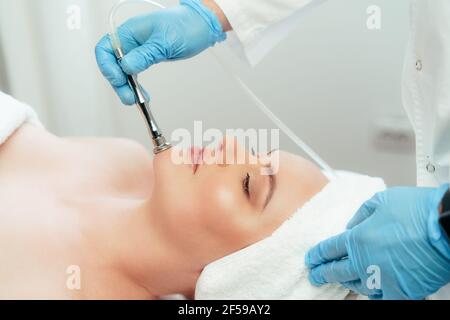 Schöne Frau bekommen Gesichtspflege Behandlung in einer kosmetischen Schönheit Klinik Stockfoto