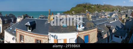 Normandie, Blick über die Dächer von Yport auf das blaue Meer, Panorama Stockfoto